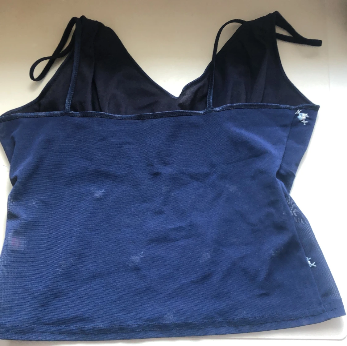 Mörkblå linnetopp med blommönster - 90