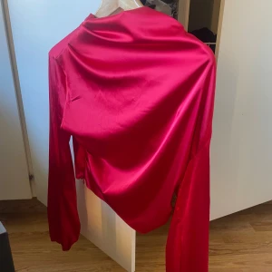 Silkets tröja - Superfin silkets blus, aldrig använt, lite kortare