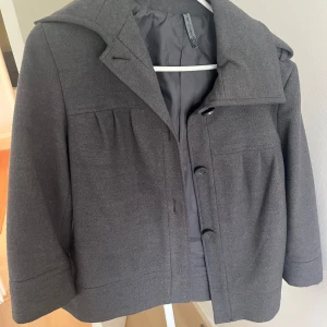 Kort kappa - Super söt kort kappa, det innersta lagret av tyg har lossnat från ärmarna men det är inget som man tänker på eller syns vid användning 