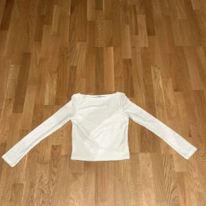 Vit polyester tröja - Aldrig använd.