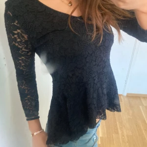 Spetströja svart  - Svart fin spets tröja, strl S skulle jag säga ✨ tryck gärna på köp nu men läs bio först 
