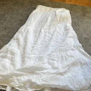 Långkjol vit - Långkjol från Gina yong 