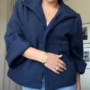 Jacka - Marinblå kappa som är trekvartsärmad💕💖köpte den på plick, använd men i fint skick! (Inte mina bilder)  Hör av er vid funderingar!💖