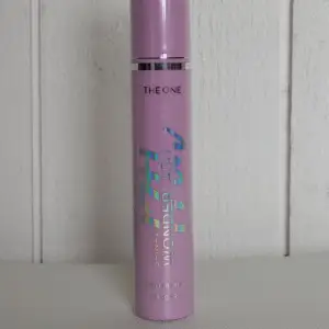 Säljer en lila mascara från Oriflame, The One 5-in-1 Wonderlash. Den har en snygg och stilren design med holografisk text. Perfekt för att ge dina fransar volym, längd och definition. Köp direkt eller ge prisförslag 💜