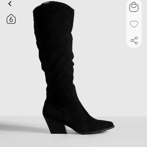 Boots - Säljer dessa snygga stövlarna dom kommer ifrån Boohoo❤️ Dom är i bra skick och helt slutsålda, nypris 800