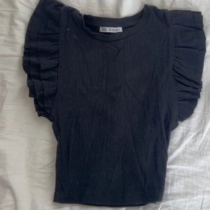 Black cute top - This top has just been used 2 times and it is in the size S , it’s very cute and it’s a little cropped I believe 