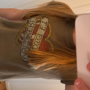 Zadig tshirt! - Säljer min väldigt fina zadig tshirt. Säljer då jag inte har plats i min garderob för den längre.  Beställd från zalando, nypris 500. 