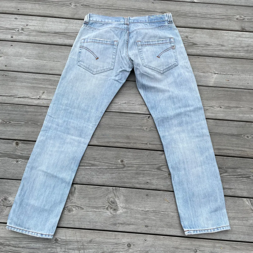 Hej! Säljer ett par Dondup jeans i bra skick och storlek 32. Säljer för endast 750 men pris går att diskutera. Hör av er vid frågor!. Jeans & Byxor.