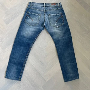 Dondup jeans  - Ett par unika dondup jeans i storlek 32. Hör av dig vid minsta fråga! //mvh Oskar.