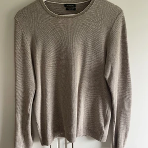 Massimo dutti pullover  - Det finns tecken på användning då det finns några små defekter (bild 3) på framsidan av tröjan. Utöver det är den i bra skick  Pris kan diskuteras vid snabbt köp 