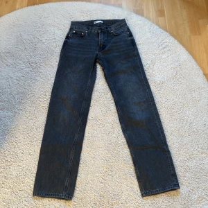 Straight jeans från Gina - Jag säljer mina straight jeans från Gina tricot!🤍 Strl 32. Fint skick! Säljes för 250kr inkl frakt! 