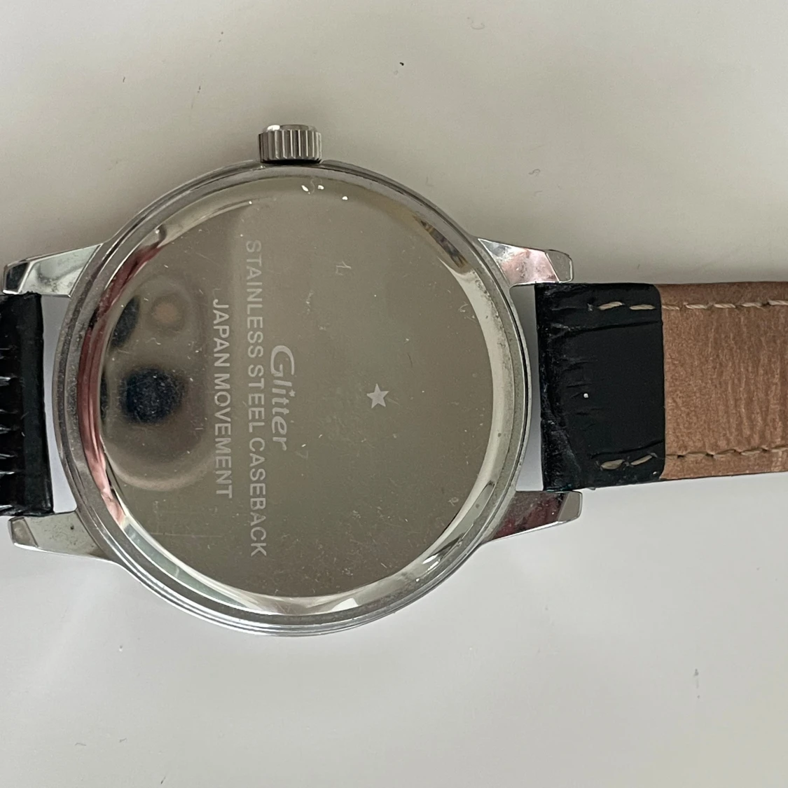 Svart klocka med silverdetaljer - 91