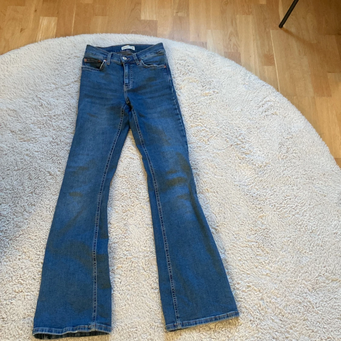 Low waist bootcut jeans från Gina 