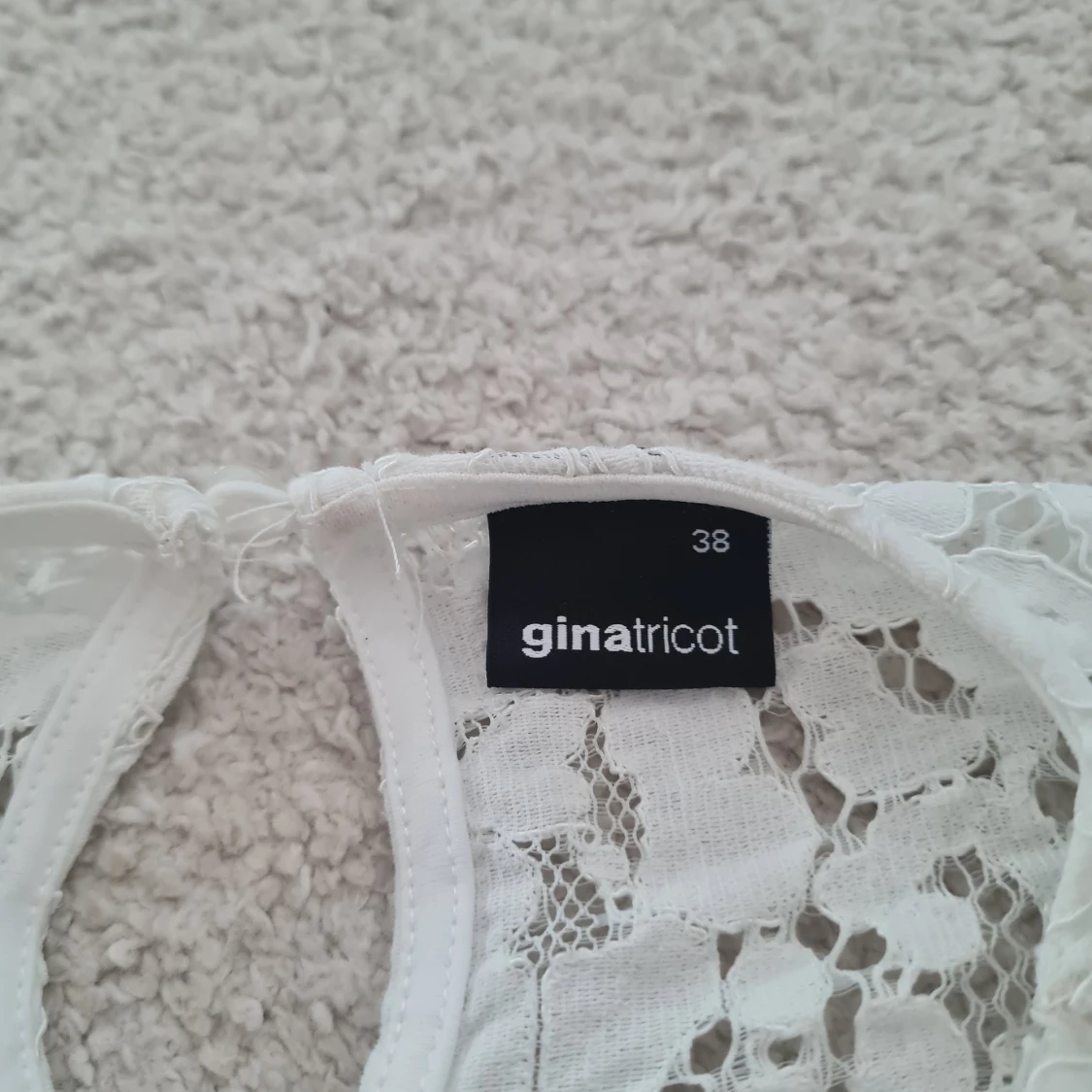 Vit spetsblus från Gina Tricot - 90