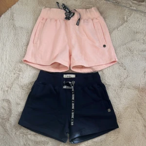 Mjukis shorts  - Mycket fint skick, knappt använda  rosa Storlek M/38 marinblå storlek s/36 100kr för båda