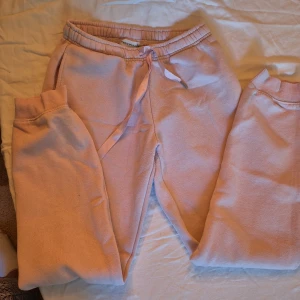 Rosa mjukisbyxor från Rosemunde - Säljer ett par supermysiga rosa mjukisbyxor från Rosemunde. De är i storlek S och har en bekväm passform med resår i midjan och snörning. Perfekta för en chill dag hemma eller en avslappnad promenad. Byxorna är i bra skick och väldigt sköna att ha på sig. Passa på att fynda dessa fina byxor!