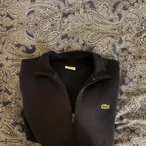 Lacoste full zip - Jag säljer en fet full zip lacoste tröja. Använd en sommar så skicket är 9/10 ungefär.  Nypris: 1600kr Mitt pris 800kr