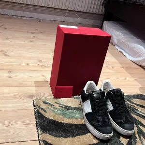 Valentino flycrew - Säkjer mina flycrews pågrund av att dem inge passar längre. Dem är lite slitna där fram och runt innre hälen men knappt synligt när de används. Skriv vid funderingar. Passade mig ända från storlek 38 till 39.