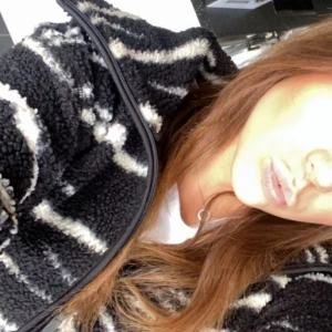 Teddy jacka - En jätte fin teddy jacka, använd få gånger. Säljs inte längre, Storlek M men passar mig som har S❤️