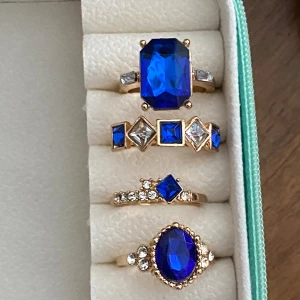 Vackra vintage ringar  - Fyra stycken underbara blå vintage ringar. Storlek 17, nya och guldpläterade. Okänt material på stenarna och okänt märke. Alla för 45 kr.