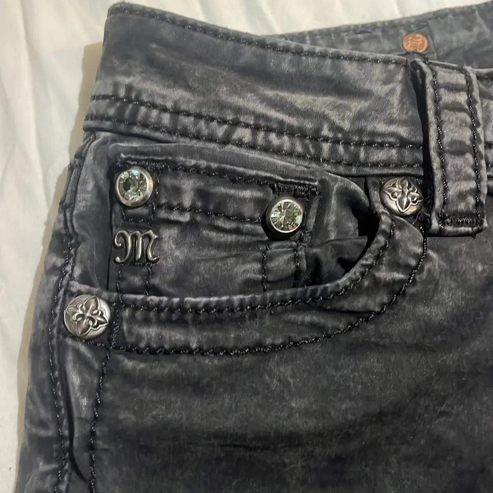 Skit snygga low waist miss me jeans som jag har gjort om till shorts, säljer för att dom tyvärr är lite för små 💖storlek 25 sitter som en xs-s. Två grejer som har lossnat se bild 3.. Shorts.