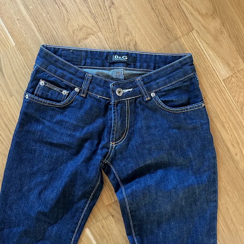 Mörkblå Dolce & Gabbana jeans. Fint skick, säljer då de är för små för mig som vanligtvis har S/M. Står storlek 28 i dem, men skulle säga att de sitter som en xxs-xs.  35cm tvärts över midjan & 83cm innerbenslängd.. Jeans & Byxor.