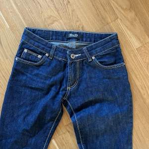 Mörkblå Dolce & Gabbana jeans. Fint skick, säljer då de är för små för mig som vanligtvis har S/M. Står storlek 28 i dem, men skulle säga att de sitter som en xxs-xs.  35cm tvärts över midjan & 83cm innerbenslängd.