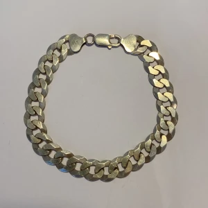 Silverfärgat armband i kedjedesign - Säljer ett snyggt och stilrent armband som är i äkta silver! Hela armbandet är i äkta silver förutom den lilla ringen som binder ihop armbandet med hummerlåset. Om ni inte vad vad ett hummerlås är så är det bara att söka 💗Armbandet är mellan 22-23cm långt och är tillverkad i Italien! Ett perfekt armband till både fest och vardag! 🥳🎉💗