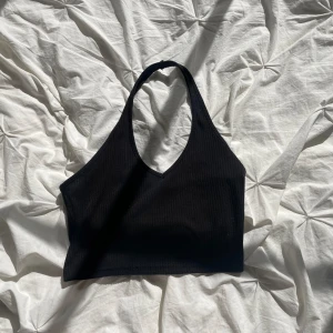 Halterneck topp - Basic svart halterneck topp storlek XS