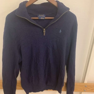 Ralph lauren tröja - Säljer denna fina tröja då jag inte använder den. Skicket får man avgöra själv då den har andvänds en del. Men inget synligt. Storlek S
