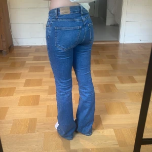Lågmidjade jeans  - Lågmidjade jeans, sparsamt använda men lite slitna vid fötterna (kan skickas bild priv) tveka inte med att ställa frågor 😊