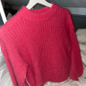 Rosa stickad tröja från VILA - Säljer en superfin rosa stickad tröja från VILA. Den är i storlek XS och är perfekt för höst och vinter. Tröjan har en normal passform och är långärmad. Jätte bra nyttskick, använd 2 gånger. 💗