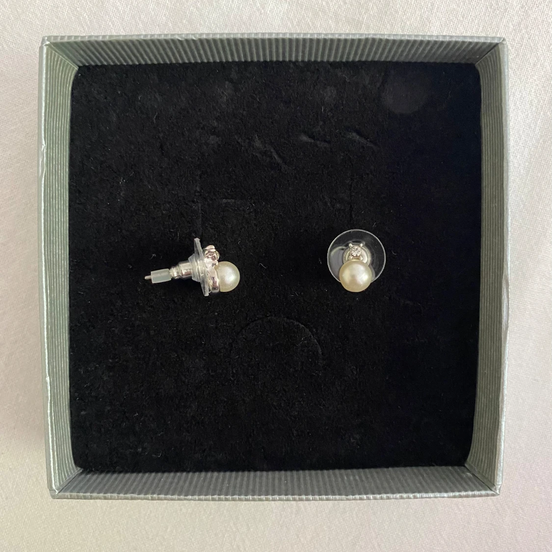 Söta örhängen med pärlor