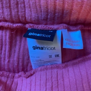 Byxor  - Rosa byxor från Gina tricot 