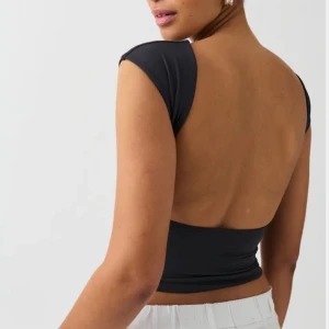 Öppen rygg topp - Säljer min tröja som är öppen i ryggen från Gina tricot. Inga defekter och knappt använd, pris kan diskuteras!