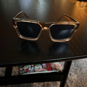 Weekday solglasögon  - Säljer ett par weekday solglasögon, nästan helt oanvända. Bruna, onesize. Pris går att diskutera!