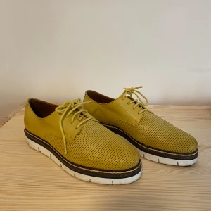 Bianco Gula Finskor i Äkta Läder - Märke Bianco.  Äkta läder till ett värde av 2000kr. Storlek 39. Använda en gång.