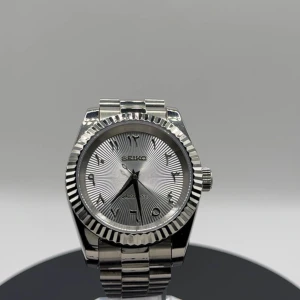 Seiko Mod - En stilren räfflad datejust i en silver urtavla med arabiska siffror!  Alla länkar ingår! PM för bilder / videos ❗️❓ KAMPANJ