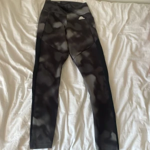 Tränings byxor  - Ett par Adidasträningsbyxor,i storleken xs,från Intersport, har en ficka på på sidan av låret  Bra stick knappt inte använt  