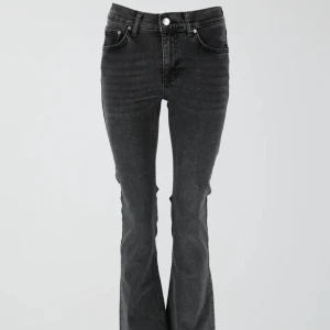 Low bootcut jeans - Säljer dessa snygga jeansen från Gina Tricot då dom inte kommer till användning längre💗 Skriv för fler bilder/frågor💗🙌🏽🙌🏽