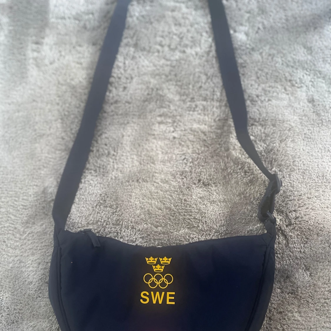 Blå axelväska från Uniqlo med SWE-tryck - 90
