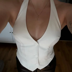 Asos vit väst - Vit väst-topp från Asos-design. Helt slutsålt. Superfin, går både att klä upp och klä ner 🤍 Passar till allt!   Nypris: 230kr Mitt pris: 100