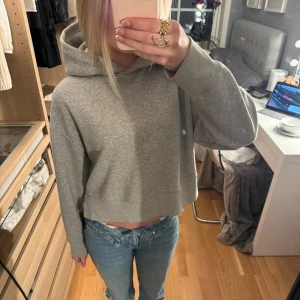 Zara hoodie  - Jättefin grå hoodie från zara i stolek S. Säljs pågrund av att den inte används. Inga defekter. Säljer för 450kr. Köpare står för frakten.