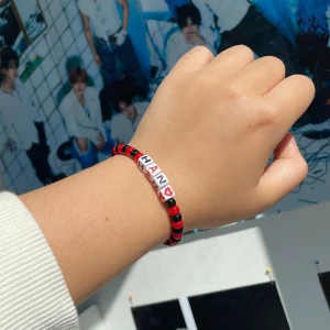 Straykids armband - Straykids armband. Det har ett elastiskt band. Ställ gärna frågor:3 Det går att skicka via posten för att inte behöva betala lika mycket frakt! 5kr styck!