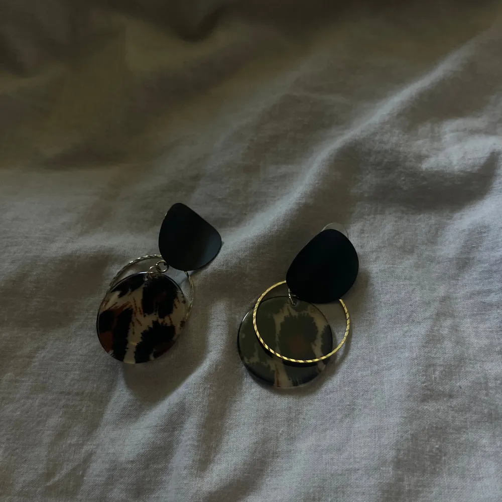 Säljer dessa super söta guldiga leopard örhängen pga att jag inte är guld människa!❤️ super söta och aldrig använda!!. Asusteet.