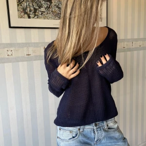 Stickad tröja - Säljer den här superfina tröjan med hål i, perfekt skick!