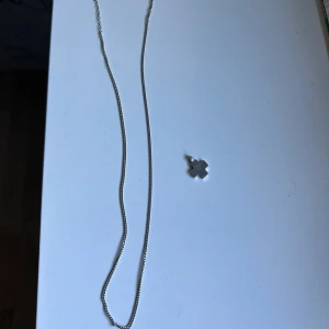 äkta silver halsband - silver halsband med pendant. Det är bara skriva om du har nån fråga eller vill ha fler bilder jag är aktiv, halsbandet har stämpel. sista bilden har jag på mig 2 halsband det är bara ena jag säljer. längden går och justera med 5 cm mer eller mindre.