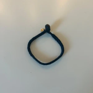 Armband  - Säljer detta fina mörkblå flätade armband.  