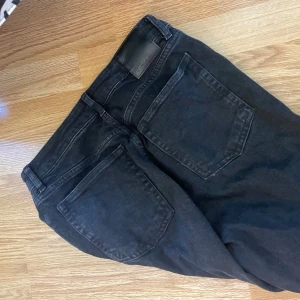 Jeans - Supersnygga långa jeans, jag är 174, dessa är långa på mig, lite High waist