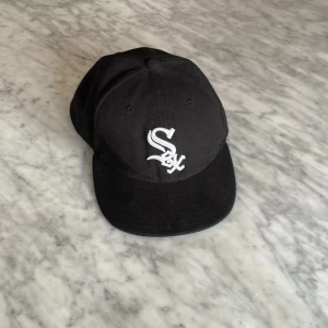 White soxs fitted keps - Fitted keps, använd sällan, lite fläckar men den håller sin färg